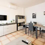Apartmán Guesthost - Lovely Flat 100m From Sea With Terrace