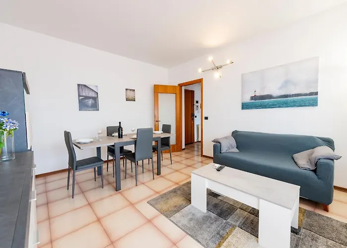 Guesthost - Lovely Flat 100m From Sea With Terrace شقة